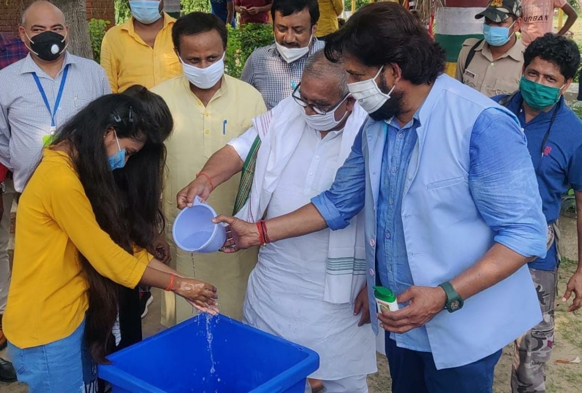 MP Ravi Kishan cleaning V park during shooting