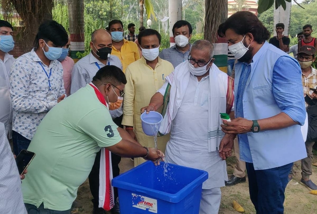 MP Ravi Kishan cleaning V park during shooting