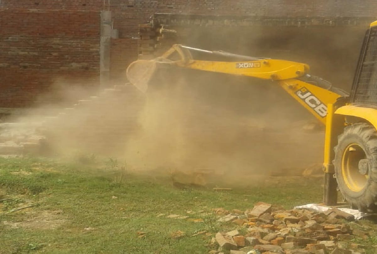 PDA's three crore land in Jhalwa freed, five constructions demolished