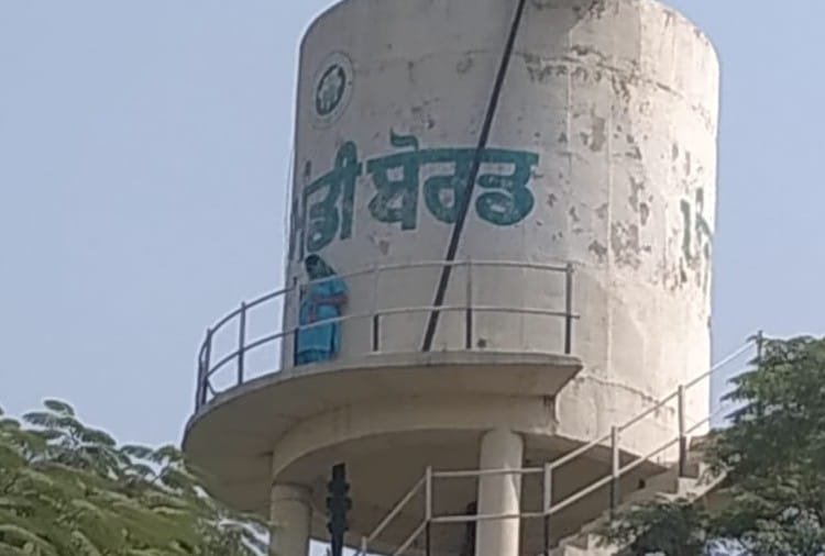 Woman climbs atop water tank in Khanna of Punjab