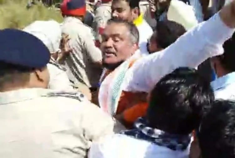 Former Union Minister Sampla stopped by farmers in Muktsar