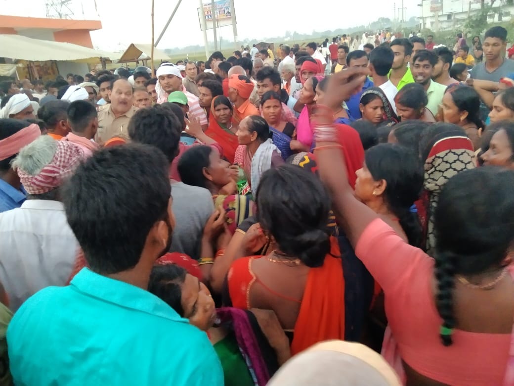 UP: youth shot dead after loot, road jam