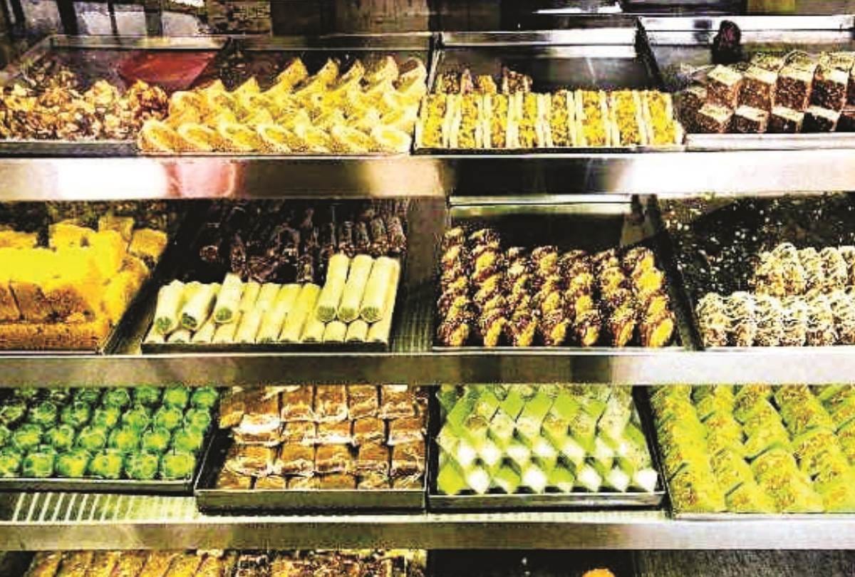 police officer distributed sweets worth of rs one lakh on diwali without paying money in agra