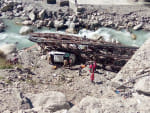 मनाली के अटल टनल रोहतांग के धुंधी नाले में गिरी पर्यटकों की कार।
