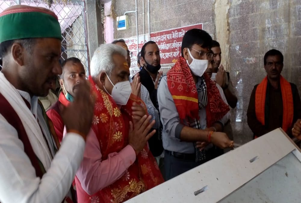 Char dham yatra 2020: Cabinet Minister Madan kaushik, and union Minister Mansukh Mandaviya Reach Yamunotri Dham by walking