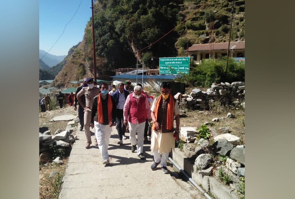 Char dham yatra 2020: Cabinet Minister Madan kaushik, and union Minister Mansukh Mandaviya Reach Yamunotri Dham by walking