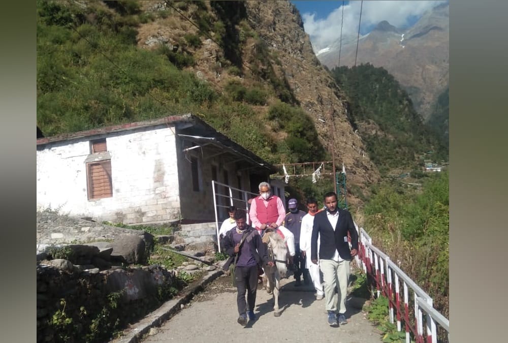 Char dham yatra 2020: Cabinet Minister Madan kaushik, and union Minister Mansukh Mandaviya Reach Yamunotri Dham by walking