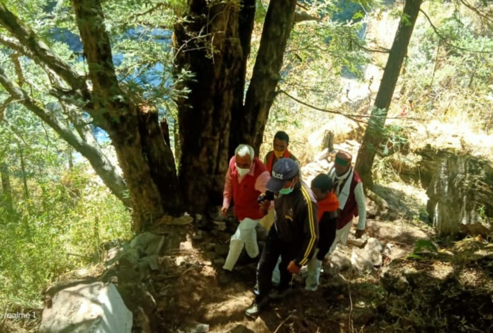 Char dham yatra 2020: Cabinet Minister Madan kaushik, and union Minister Mansukh Mandaviya Reach Yamunotri Dham by walking