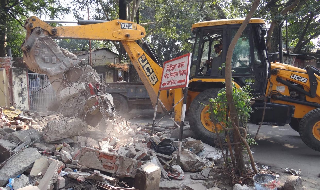 JCB on Haridwar road, many kiosks destroyed