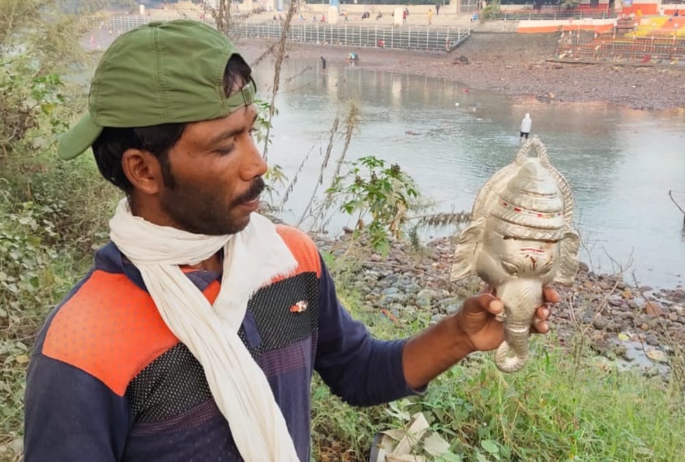 Haridwar: Youth Got Lord Ganesha Silver Idol during Ganga closed in Har Ki pauri
