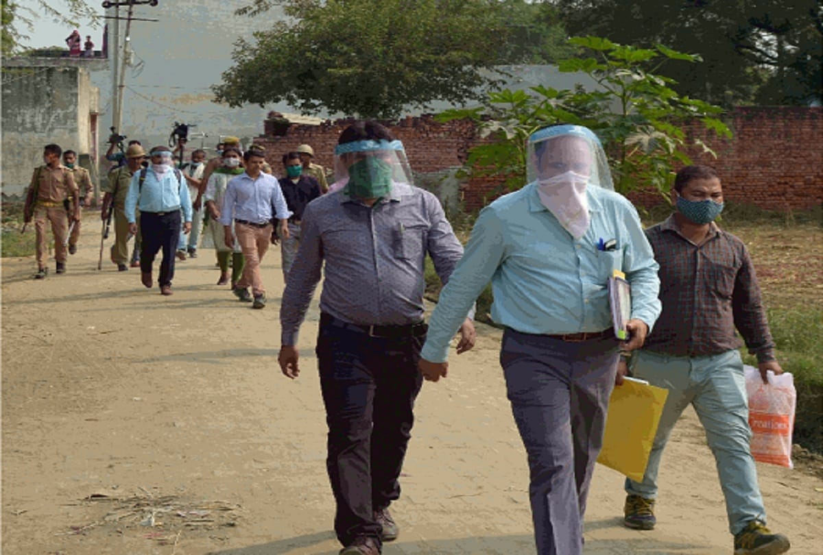 Hathras Case News: Hathras Rape Case Victim News CBI team carrying colored clothes from house of accused and all update