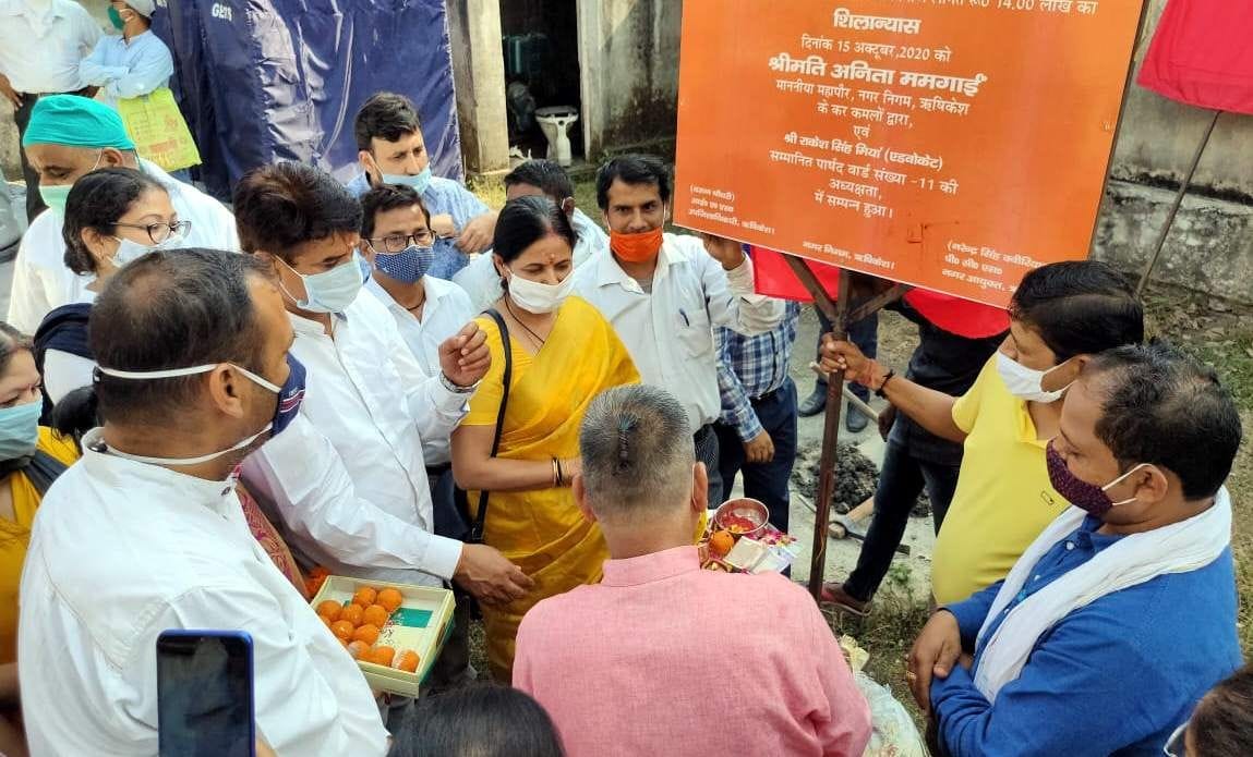 Mayor laid the foundation stone of Hi-Tech toilet in Tehsil