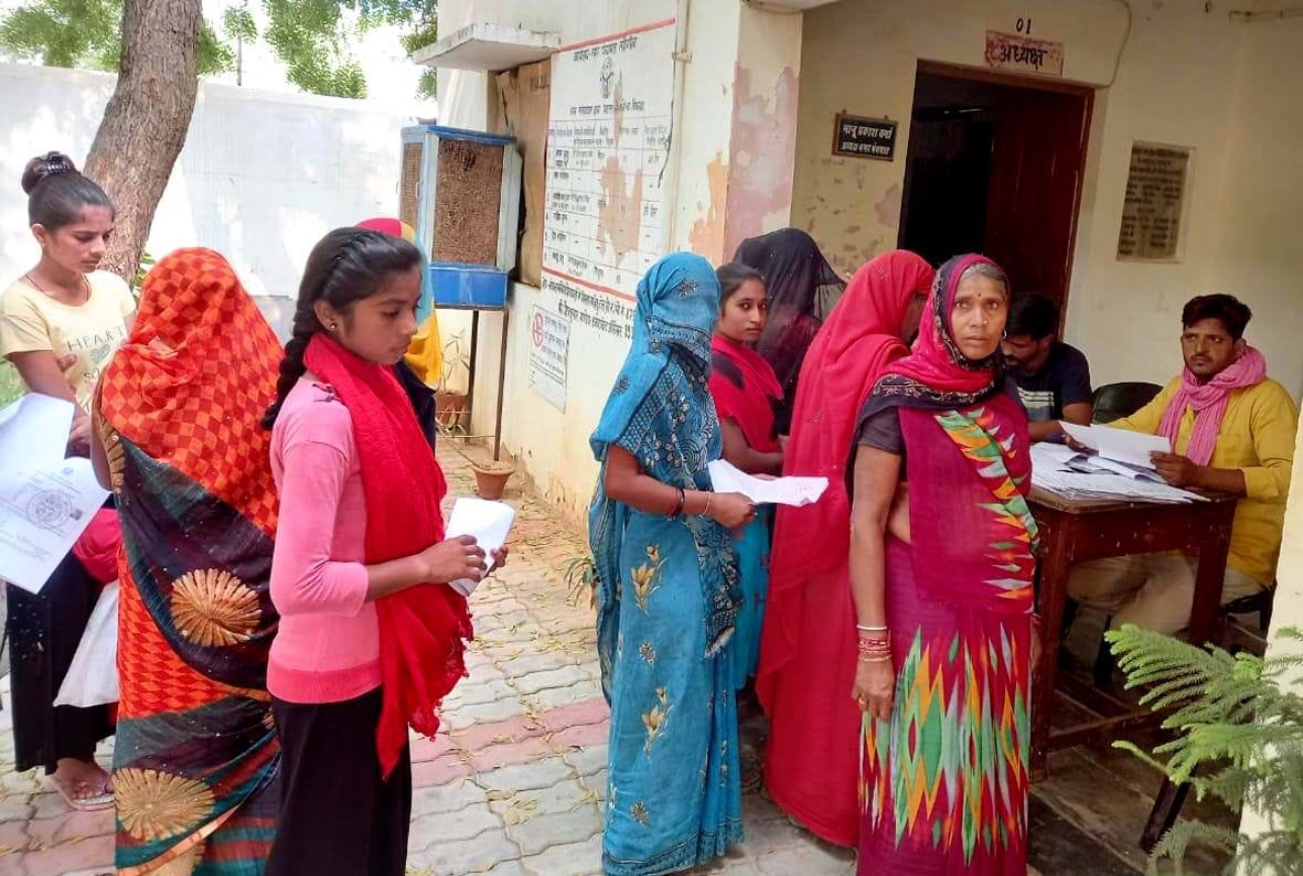 svarojagaar yojana ke lie mahilaon, yuvatiyon ne bhare phaarm
