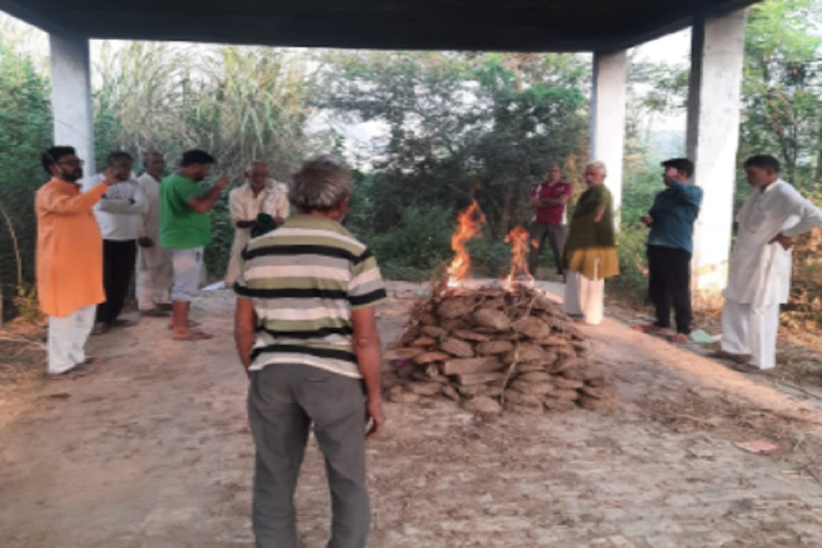 A dog has been cremated and then performed thirteenth in Badam village of Meerut