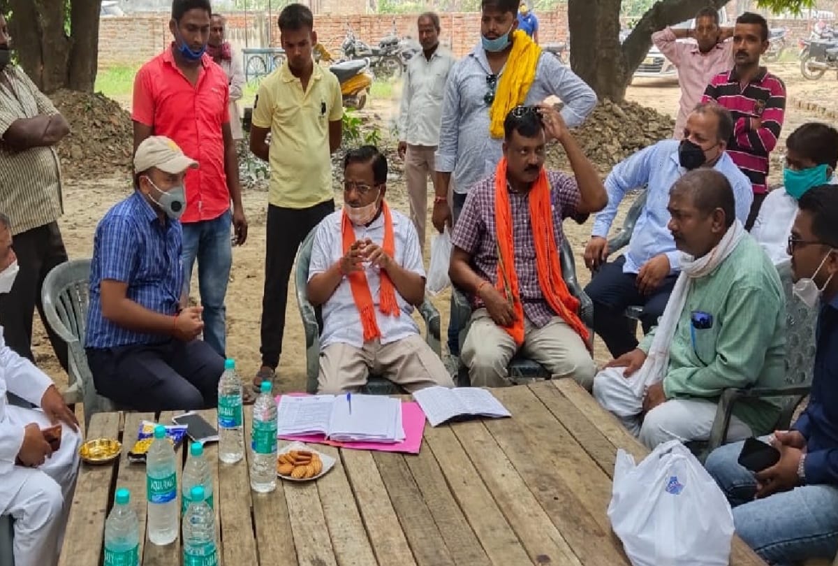MLA RMD Agarwal caught fraud of Duda office in gorakhpur