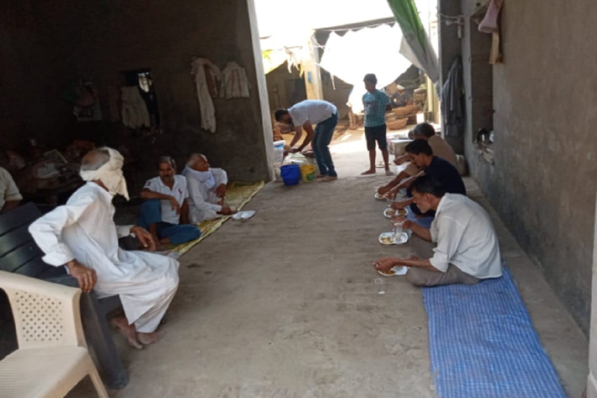 A dog has been cremated and then performed thirteenth in Badam village of Meerut