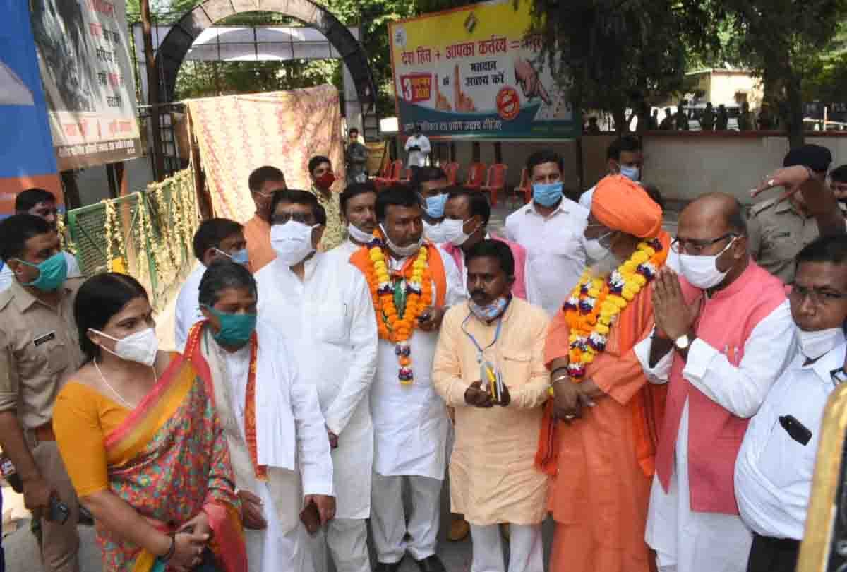 UP: The mockery of the code of conduct in the nomination of the BJP candidate