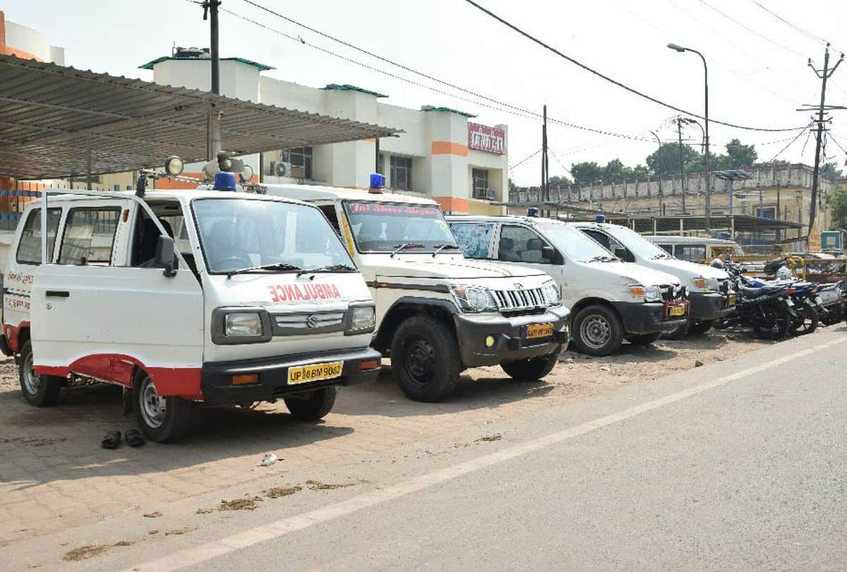 Agra Dm Fixed Ambulance Rate If Drivers Take Extra Money Dial This Number