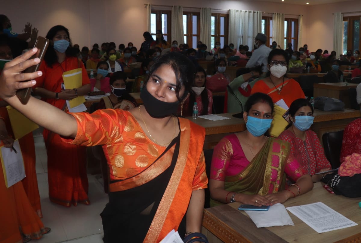 841 teachers very happy after receiving appointment letter in Gorakhpur