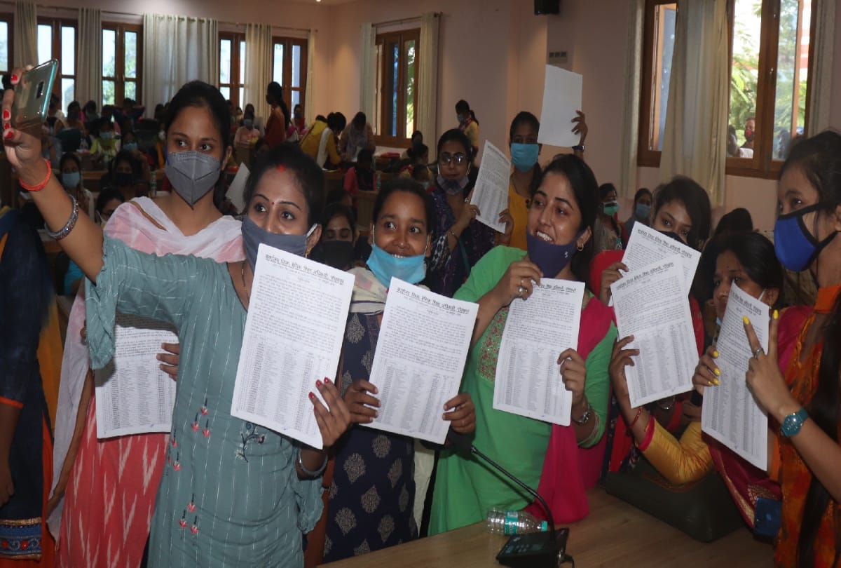 841 teachers very happy after receiving appointment letter in Gorakhpur