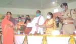 बागपत कलक्ट्रेट में मिशन शक्ति, नारी सुरक्षा, नारी सम्मान कार्यक्रम में महिला को सम्मानित करते  प