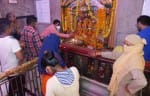 बड़ी देवकाली मंदिर में पूजन करते भक्त।
