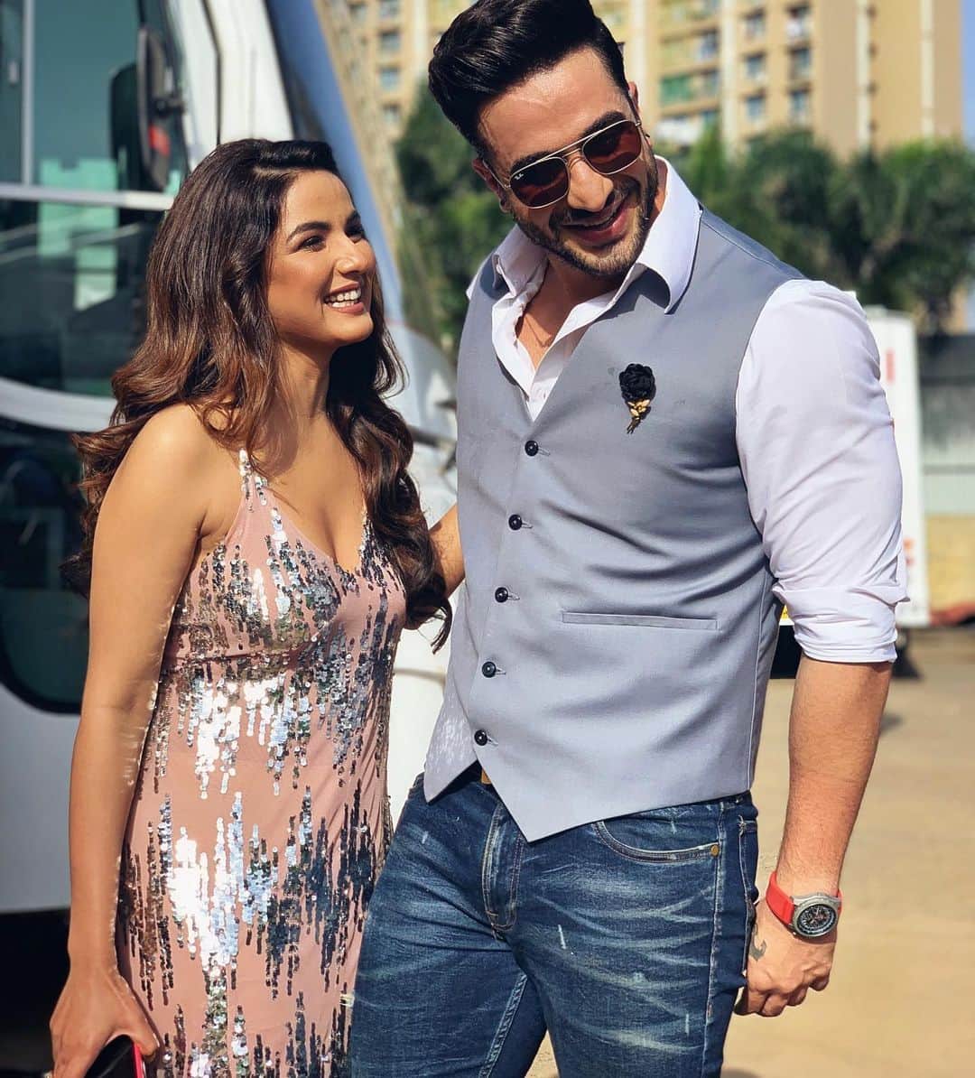 Bigg boss 14 contestants Aly Goni and Jasmin Bhasin spot in airport go for Kashmir Jasmin wear red arm warmer sweater