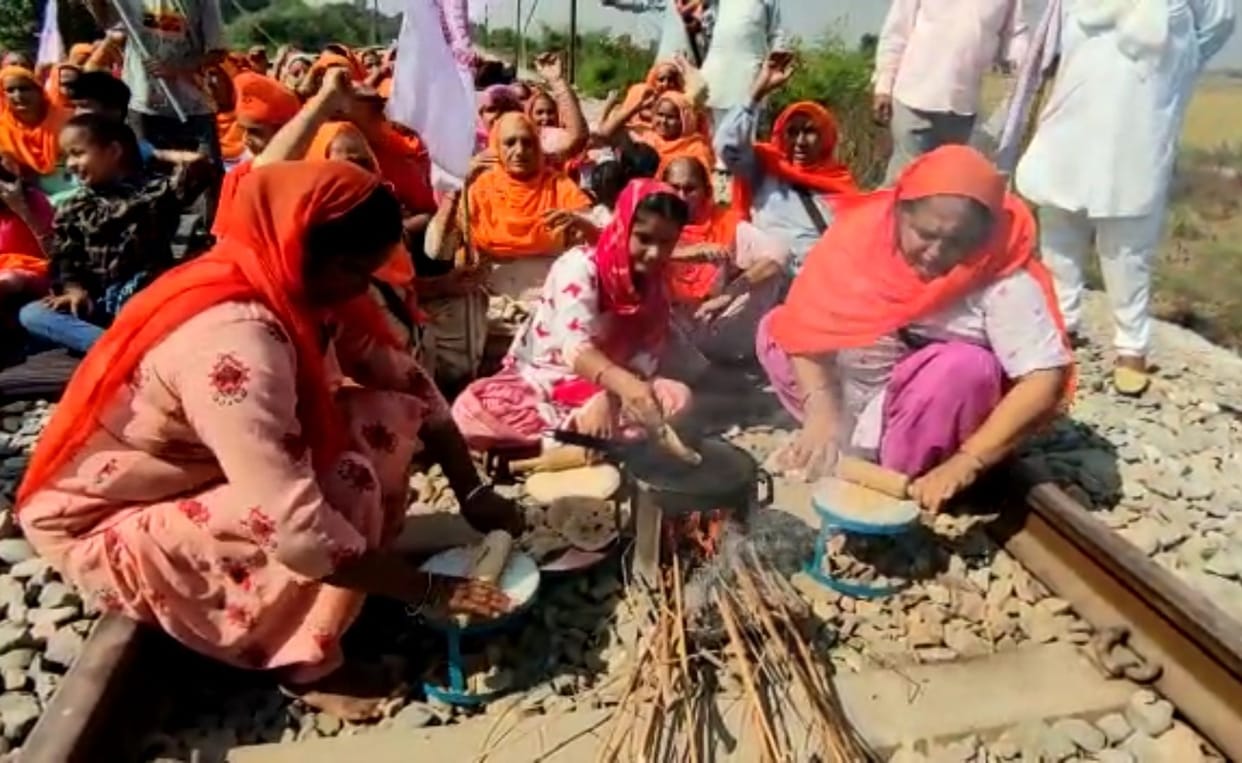 Women shouted slogans in amritsar