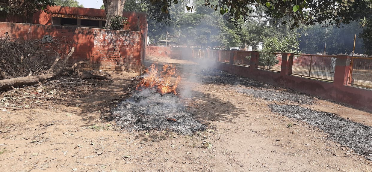 Pollution is being increased by burning garbage in civil hospital Jind