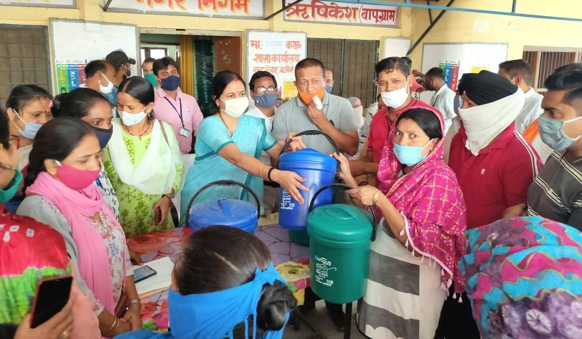 The work of distributing 50 thousand dustbins started in the city