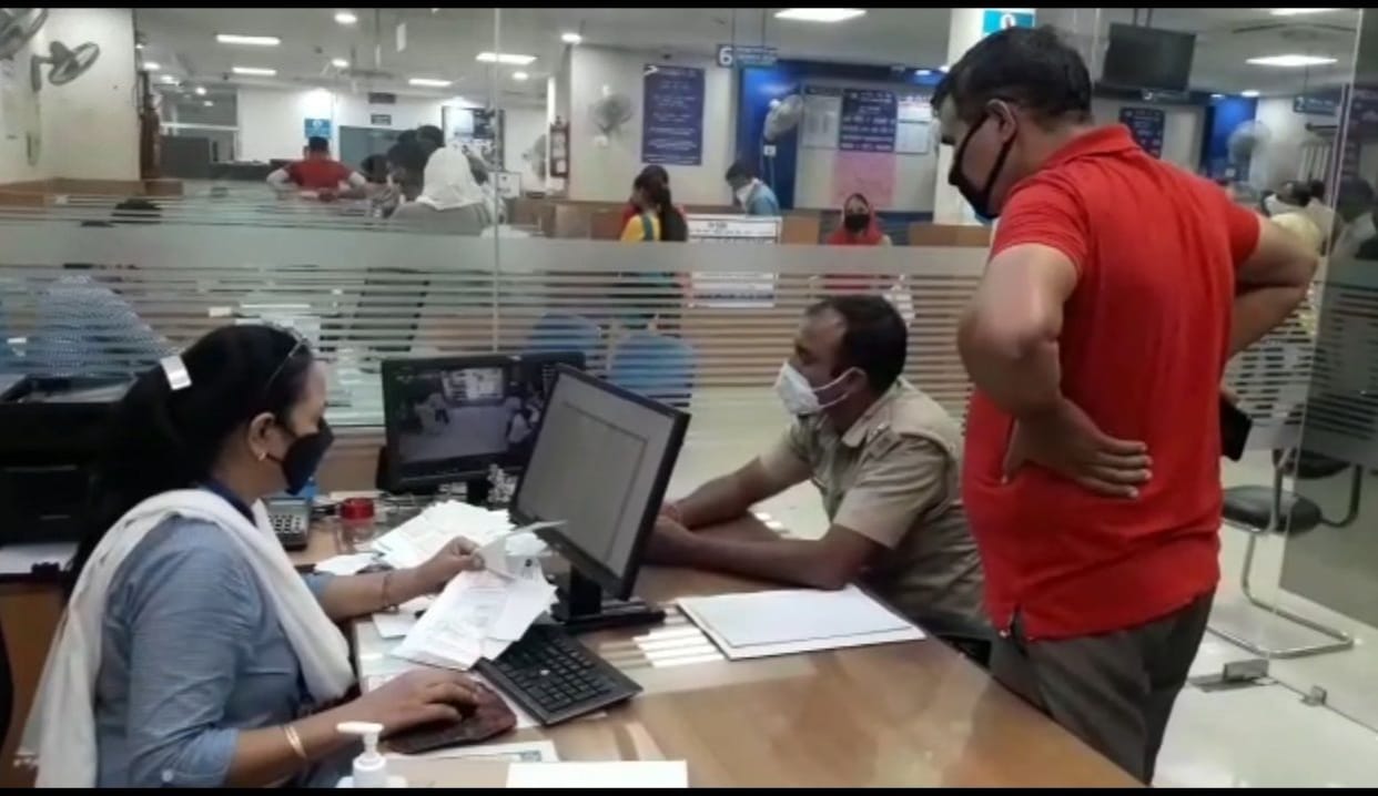 Withdrawn 50 thousand rupees from the bag of a young man who came to get a pension for his mother