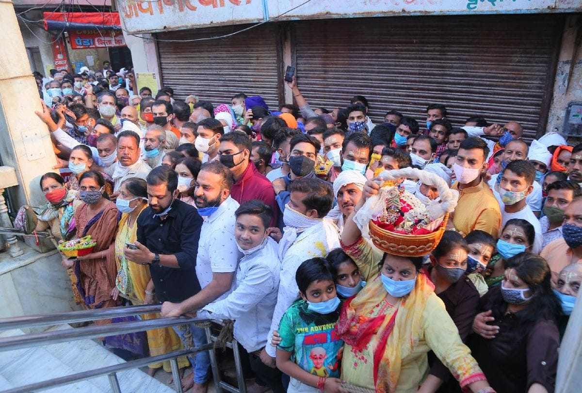 Banke bihari temple opened late on the first day in vrindavan