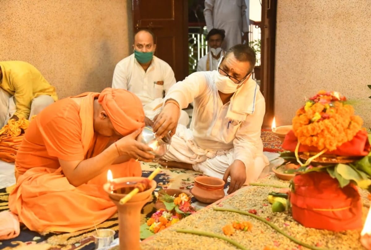 Priests carried out Kalash Yatra from Gorakhnath Temple For Navrati 2020