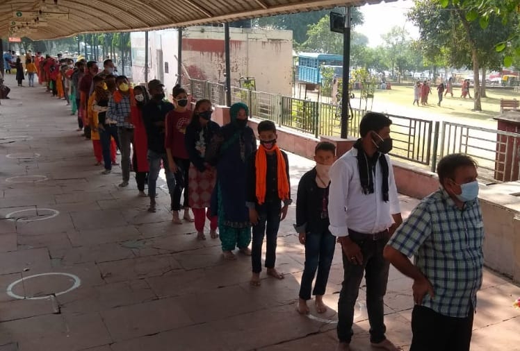 Navratri 2020: Maa Durga Devotees Line in Temples