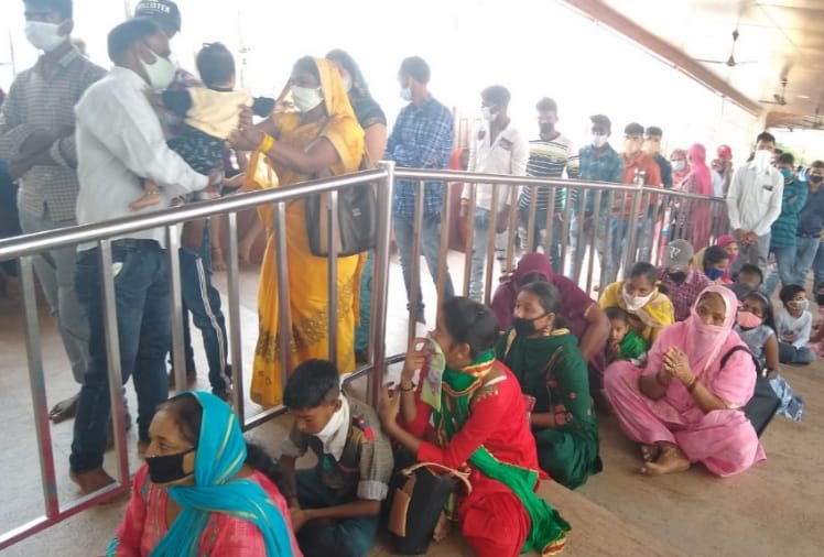 Navratri 2020: Maa Durga Devotees Line in Temples