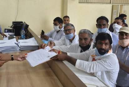 नामांकन करते हुए योगेश्वर दत्त