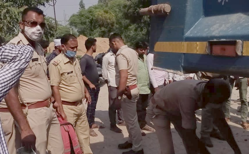Unnao: Bike collides with standing dumper, couple dies