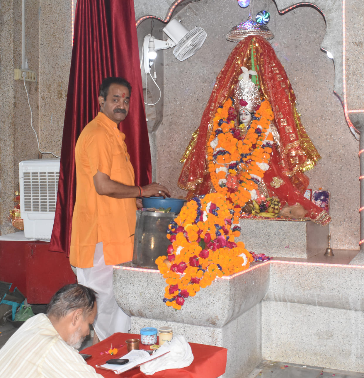 Unnao: worship of Shailputri in homes, devotees less in temples