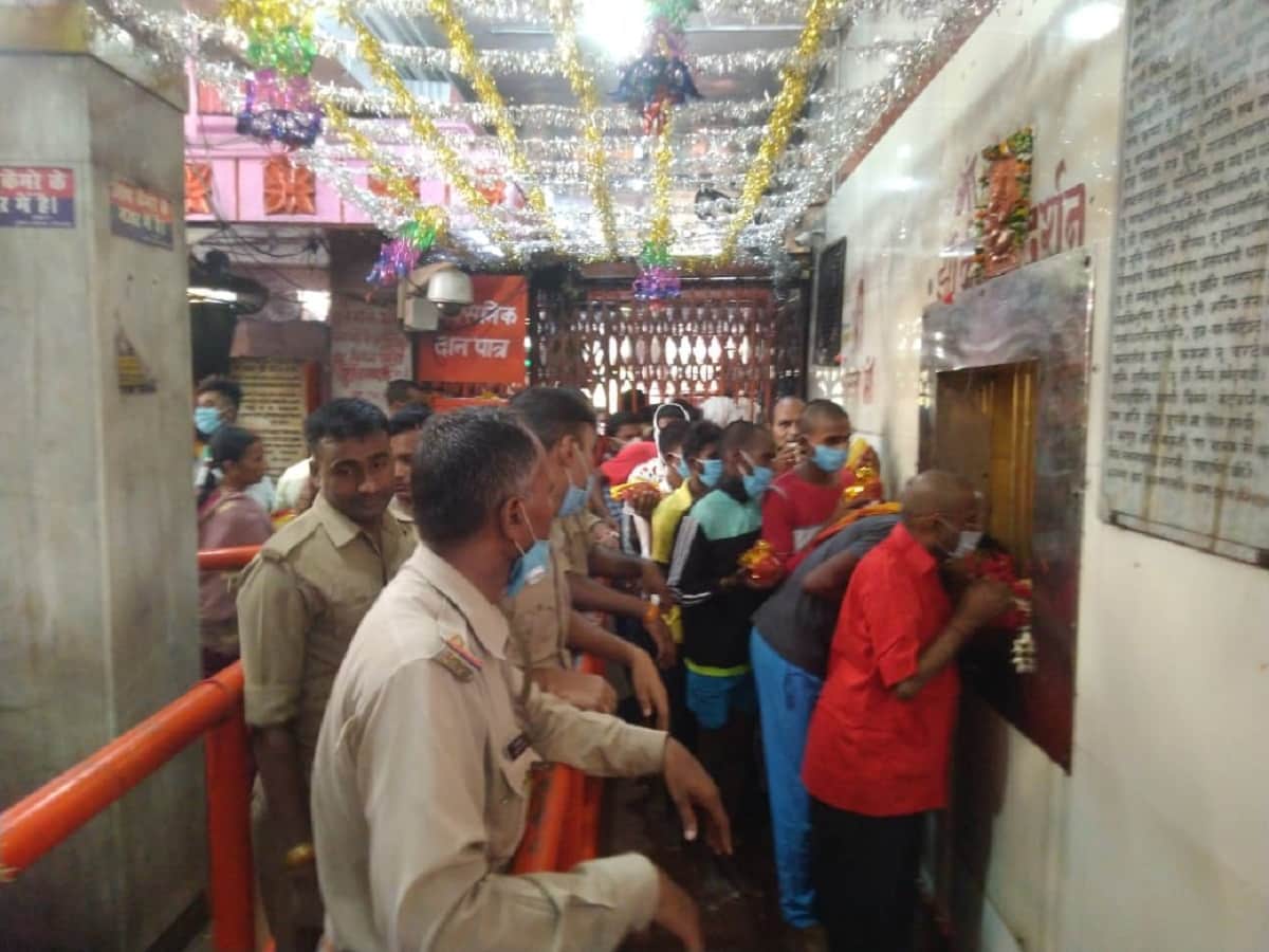 Faith on Corona in Vindhyadham: Social distancing is not followed devotees worship maa vindhyavasini in mirzapur