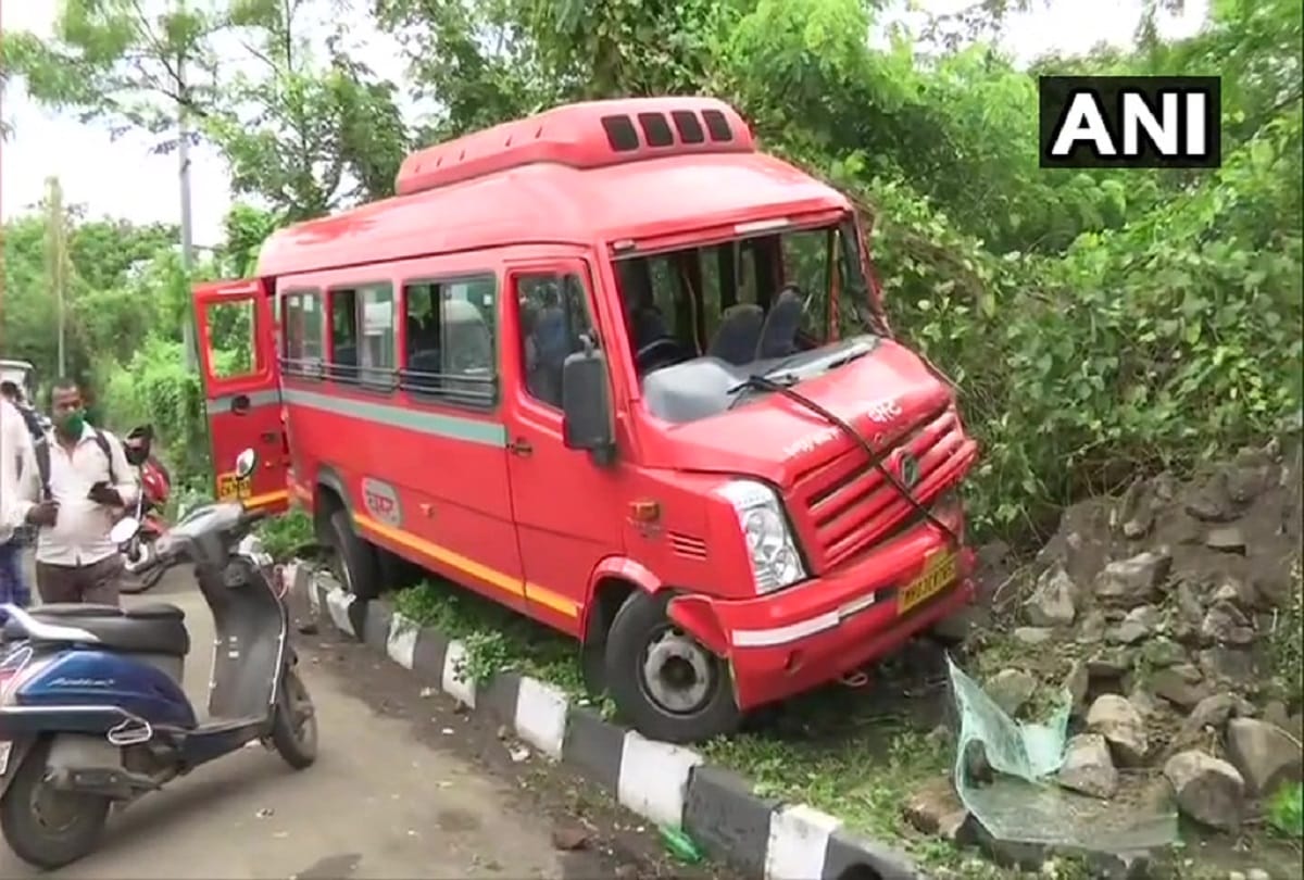 Six passengers injured after a bus met with an accident at Eastern Express Highway near Vikhroli