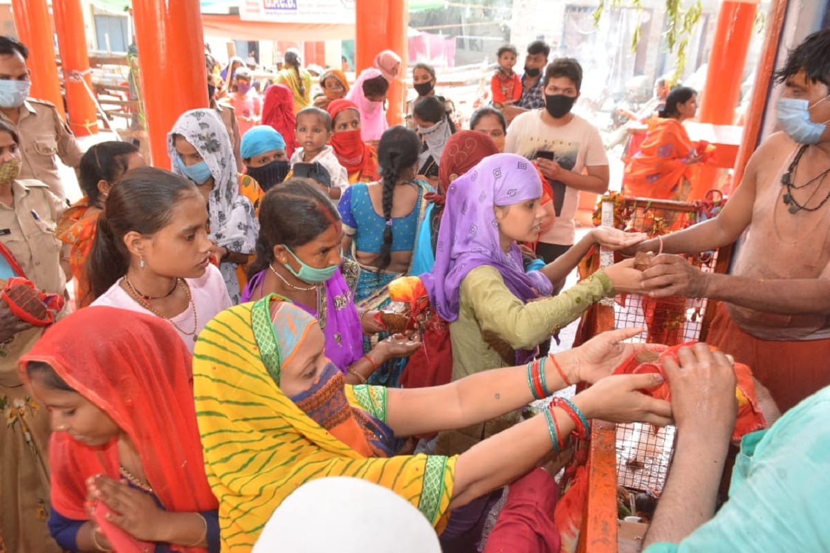 First Navratri: A crowd of devotees gathered to visit the Mother amidst Corona in varanasi do this work for nine days