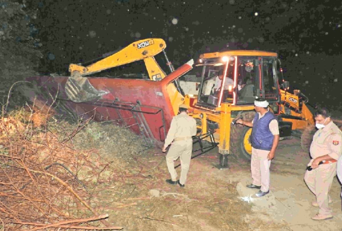 Pilibhit Accident News passengers were asleep roadways split in two