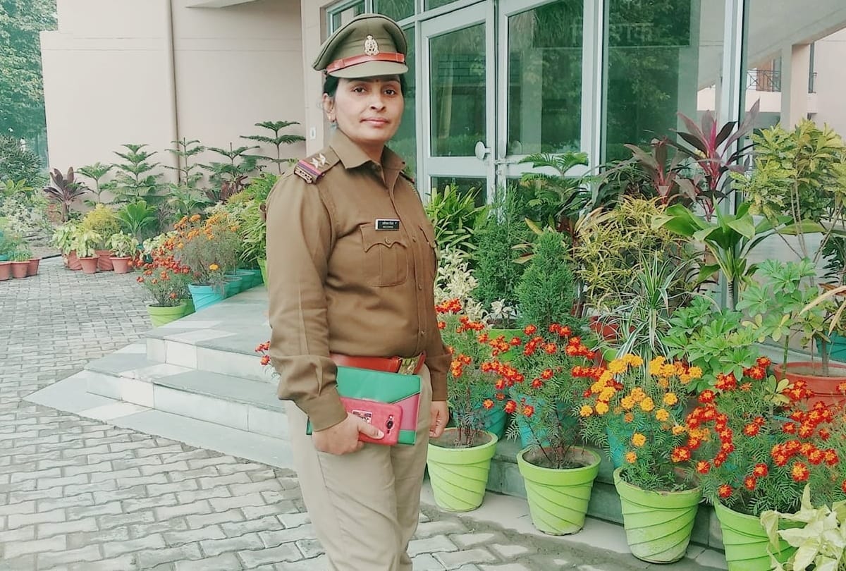 special story of Women Police worker SI Pratibha singh sant kabir nagar