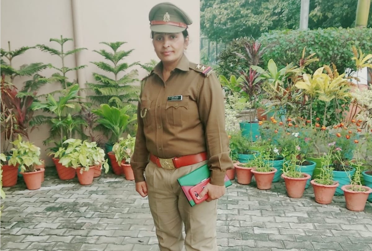 special story of Women Police worker SI Pratibha singh sant kabir nagar