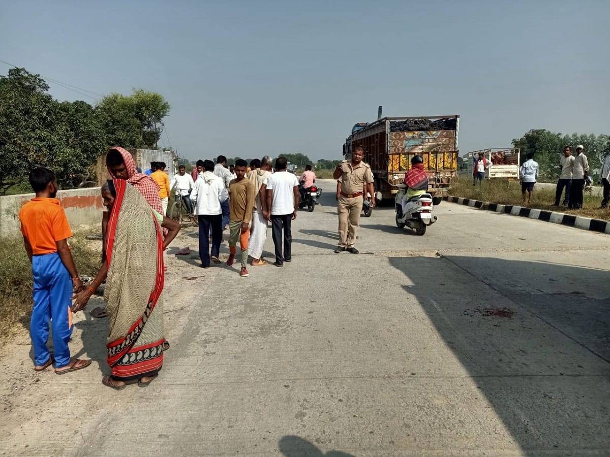 Truck hit laborers three died on jaunpur varanasi highway