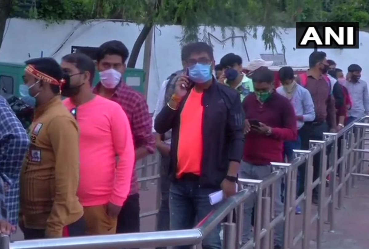 Navratri 2020 vaishno devi temple devotees queue up at temple see photos know all rules to visit there