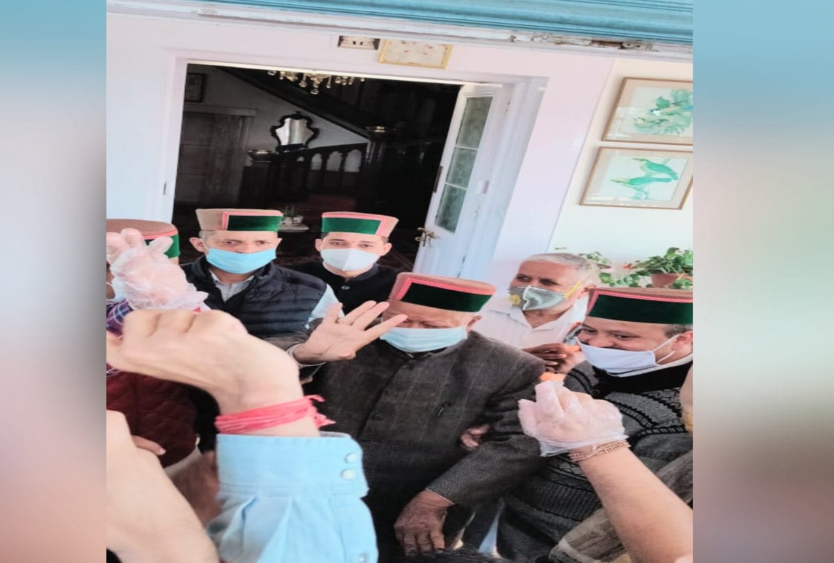 Ex-CM Virbhadra Singh performed dance on the birthday of son Vikramaditya singh