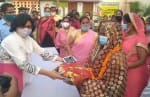बर्डपुर में विशेष सचिव मंजूलता द्वारा रीता भारती गोद भराई करती हुई