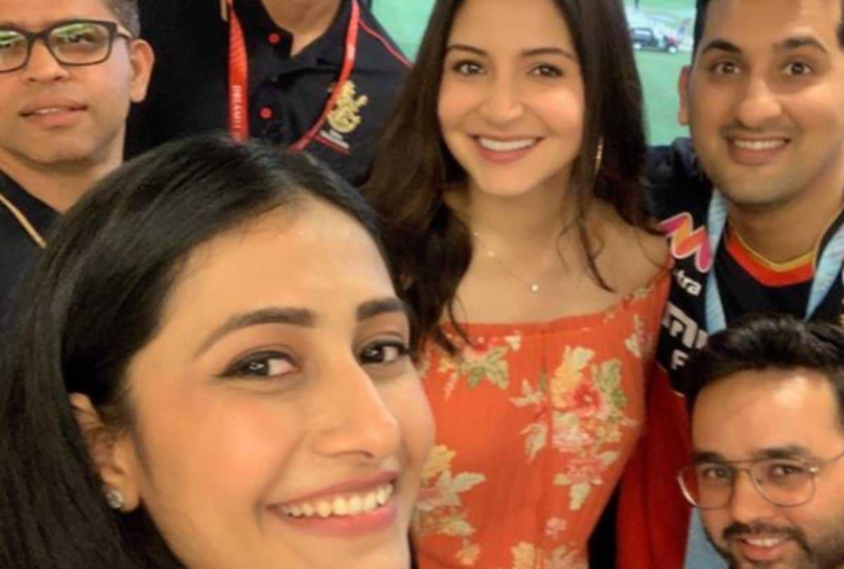 Anushka sharma seeing virat kohli team match here actress baby bump look