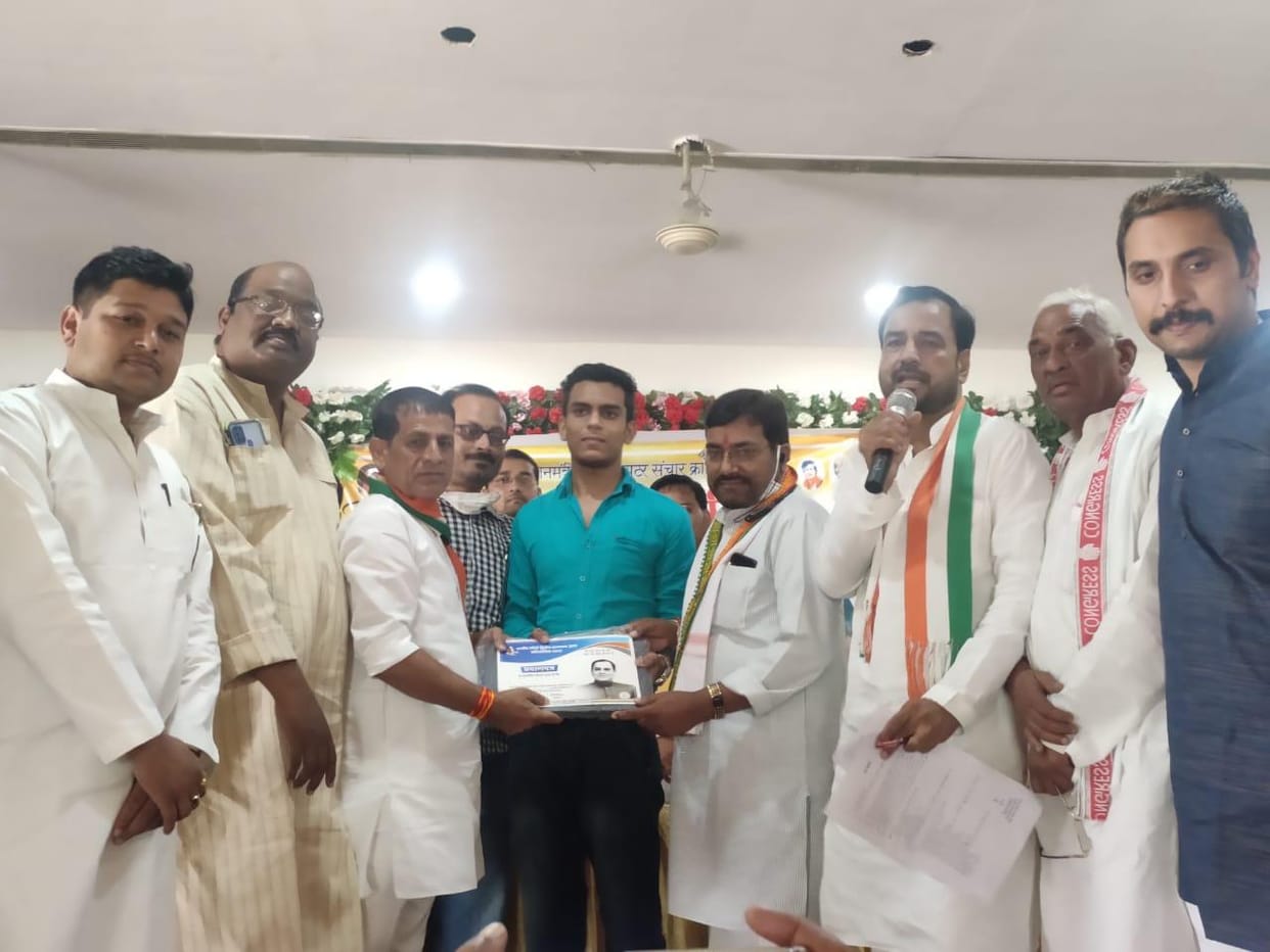 Shiva gets laptop, Kaushal gets mobile and Paras gets tablet